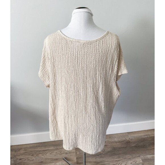Old Navy Fitted Square-Neck T-Shirt in Textured Ivory - Picture 4 of 9